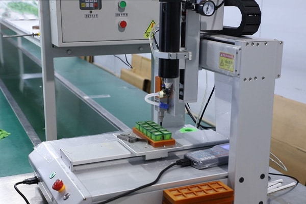 Automated machine producing custom silicone parts in a factory, ensuring high efficiency, stable quality, and flexible MOQ for wholesalers and retailers.